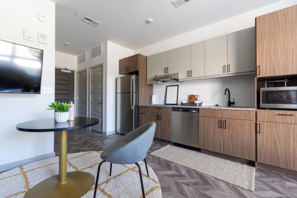 Yugo Guest Suites Urbana Exterior photo