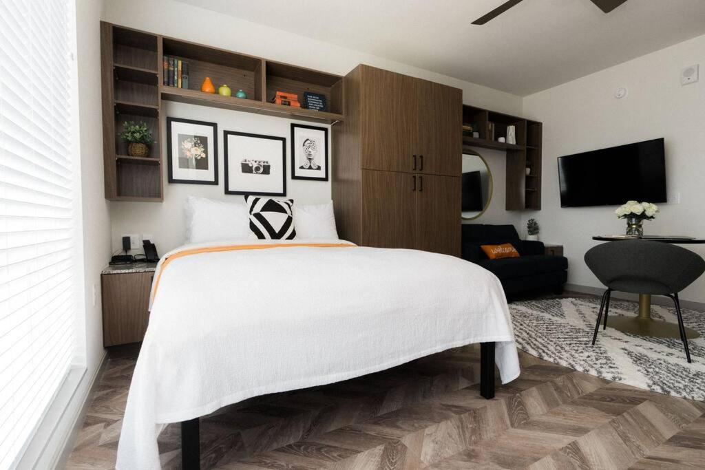 Yugo Guest Suites Urbana Exterior photo