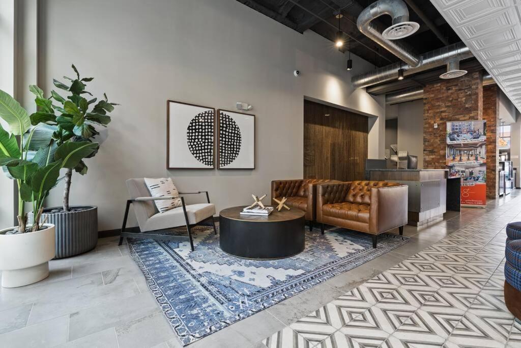 Yugo Guest Suites Urbana Exterior photo