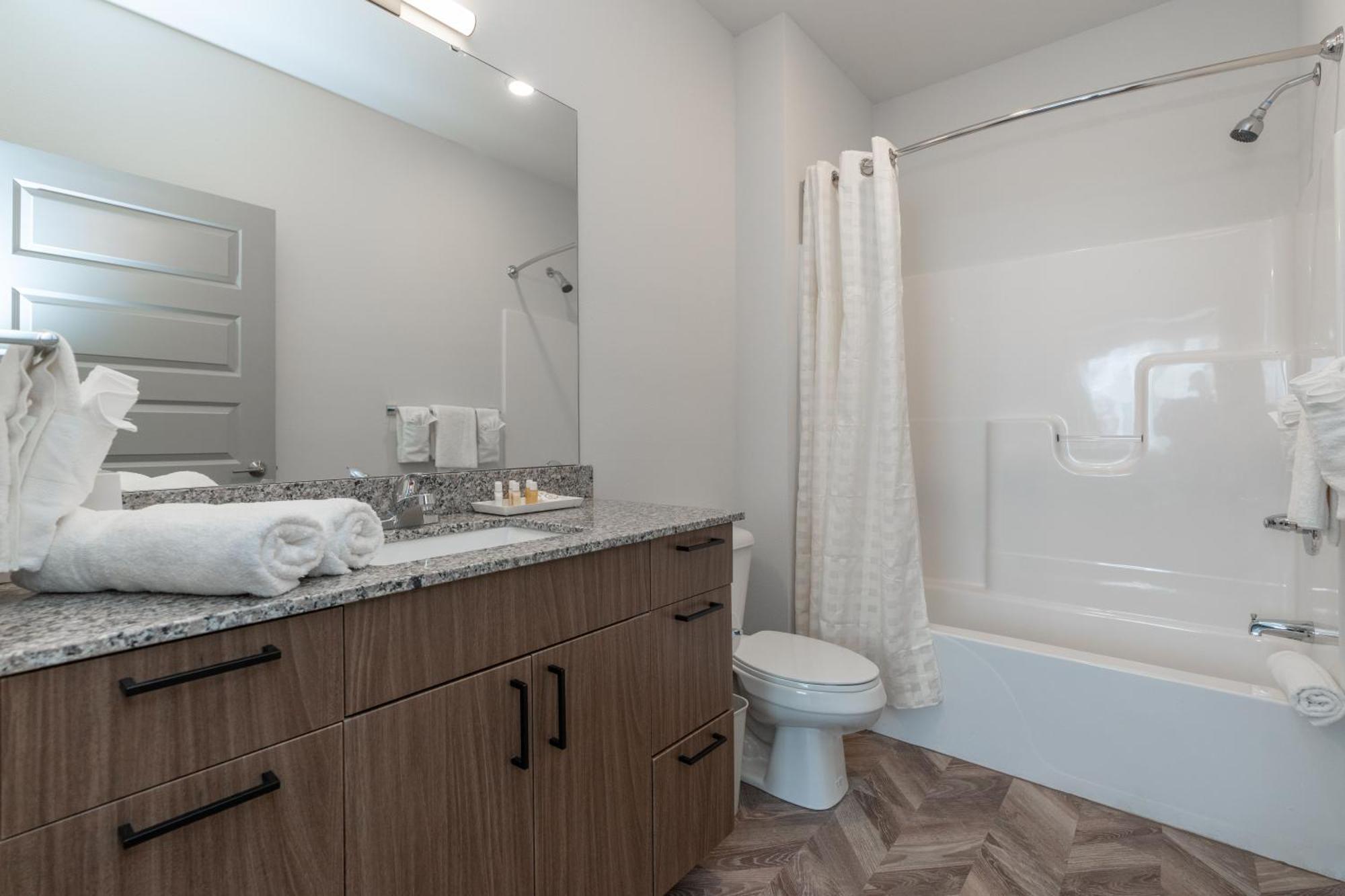 Yugo Guest Suites Urbana Exterior photo