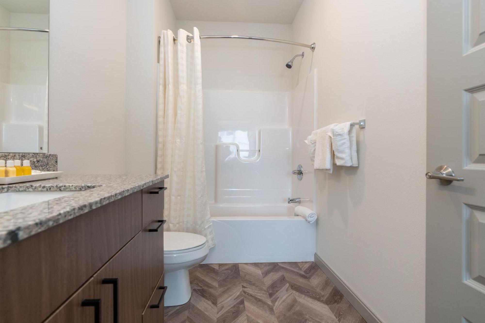 Yugo Guest Suites Urbana Exterior photo
